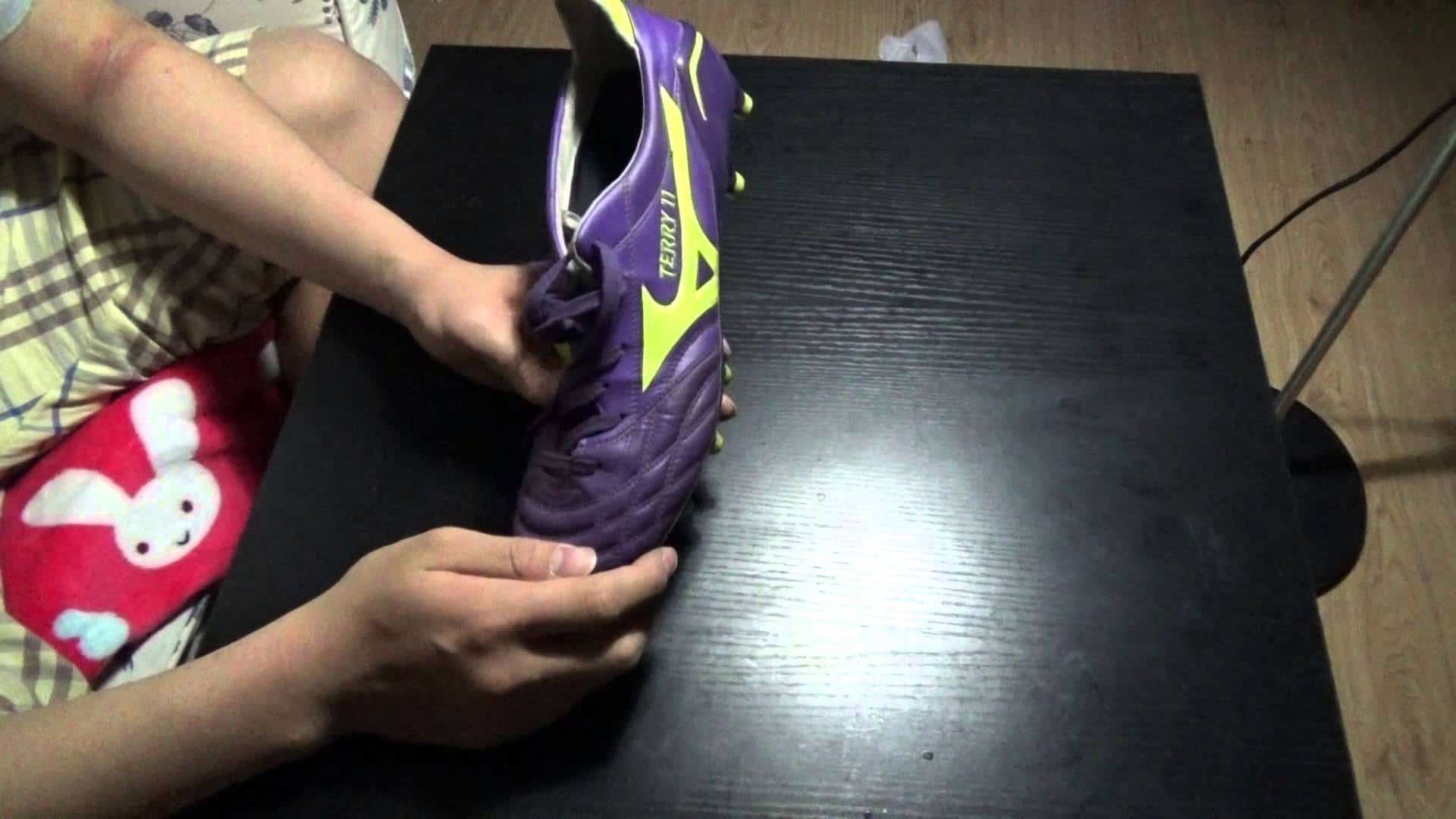 how to stretch tennis shoes